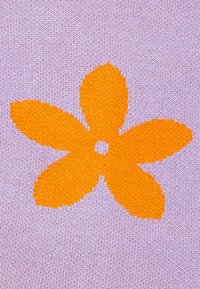 Lila stickad tyg med en stor orange blomma med fem kronblad och ett centralt hål, som skapar en texturerad, mönstrad design.