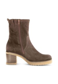 Bruine nubuck enkelboot met een rits aan de zijkant, chunky hak en een gestructureerde zool. De randen zijn glad met subtiele stikdetails.
