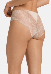 Mutande con schiena in pizzo caratterizzate da ricami floreali, parte anteriore in satin beige, design a vita alta e bordi in pizzo ondulato per un tocco delicato.