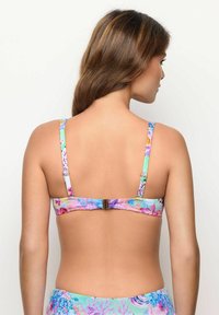 Multikleurige bloemenprint bikini top met dunne bandjes, een haaksluiting en een gladde textuur. De achterkant toont levendige ontwerpdetails.