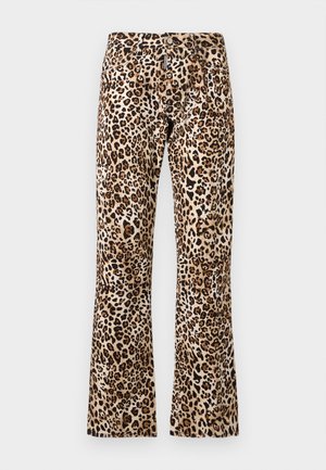 Leopardprintede bukser med lige ben, forrest med knap og lommer, vist på en enkel lys baggrund.