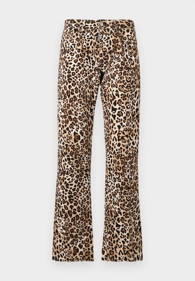 Παντελόνι με τύπωμα λεοπάρ σε ίσια γραμμή, με κουμπί μπροστά και τσέπες, εκτεθειμένο σε απλό φωτεινό φόντο.