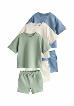 Drei Sets aus legeren T-Shirts mit kurzen Ärmeln und Shorts mit elastischem Bund in Grün, Beige und Blau, überlappend auf einem weißen Hintergrund angeordnet.