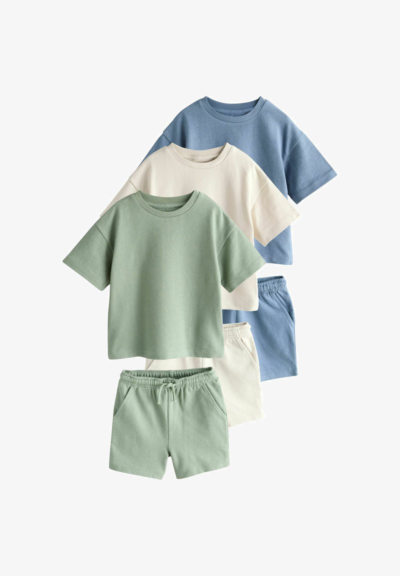 Trois ensembles de t-shirts décontractés à manches courtes et de shorts à taille élastique en vert, beige et bleu, disposés en chevauchement sur un fond blanc.