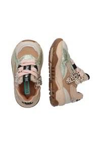 Multikleurige sneakers met een beige basis, metallic groene accenten, dierenprintdetails en roze veters. Chunky zool met een gestructureerde grip.