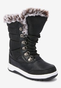 Stivali da neve neri con asta imbottita, bordo in finta pelliccia, occhielli metallici e suola bianca. Presentano una base in pelle texturizzata e un design con lacci.