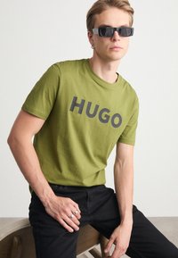 HUGO DULIVIO - Marškinėliai su spaudiniu - open green