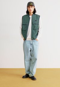 Nike Sportswear TECH WOVEN VEST - Weste - vintage green/dark grey heather/black