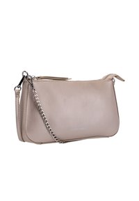 Borsa a pochette in pelle beige con un design strutturato, tracolla in catena argentata, chiusura con zip e dettaglio del logo impresso. Texture liscia su tutta la superficie.