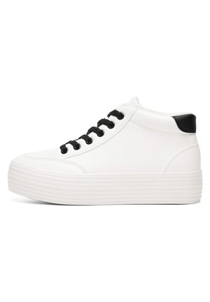 Weißer Sneaker mit hohem Schaft, dicker gerippter Sohle, schwarzen Schnürsenkeln und schwarzem Fersenlasche, von der Seite vor weißem Hintergrund dargestellt.