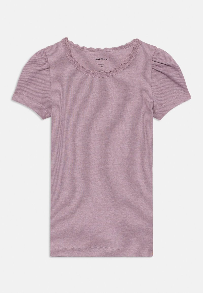 T-shirt lilla a coste con maniche corte e a sbuffo e scollatura ondulata. Realizzato in tessuto morbido con una silhouette aderente.