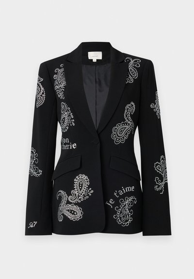 Černý upravený blejzr s bílými krystalovými ozdobami inspirovanými paisley vzorem. Obsahuje saténový klopu, dvě přední kapsy a přiléhavé rukávy.