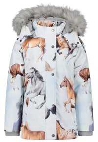 Kinderen winterjas met een lichtblauwe achtergrond, voorzien van meerdere paardenprints. Heeft een nepbonten capuchon en drukknoopsluiting.