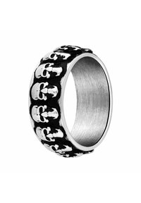 Zwarte en zilveren metalen ring met een verhoogd schedelpatter rondom de band, met een glad interieur en een matte afwerking.