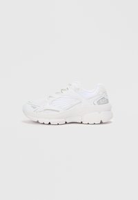 Επιλέχθηκε, triple white/silver-coloured