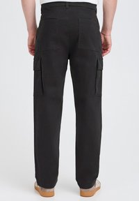 Sorte cargobukser med flere sidelommer, løs pasform og et enkelt design. Fremstillet af blødt og holdbart stof.