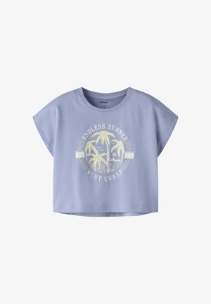 Camiseta corta color lila claro con mangas acampanadas y un gráfico de palmera amarilla junto con el texto "Verano Infinito Costa Oeste".