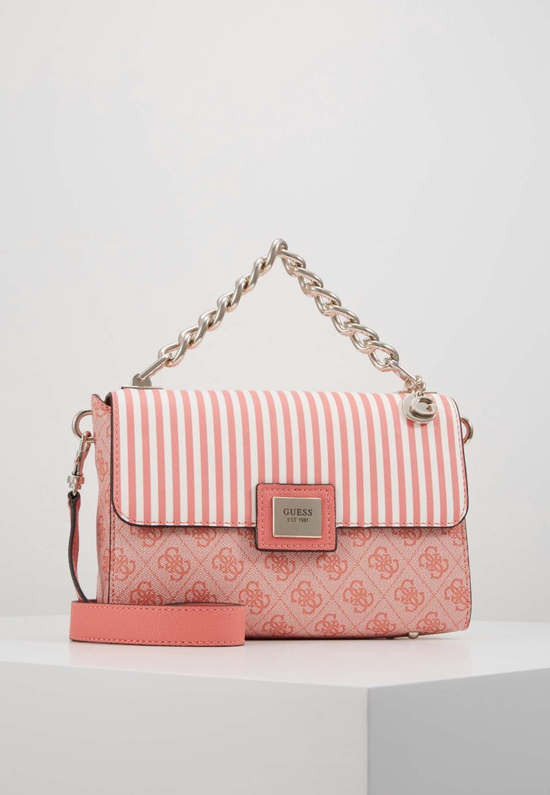 Sac à main rose Guess avec motif monogramme et rabat rayé, avec une anse chaîne argentée épaisse et une bandoulière amovible.