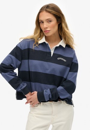 Poloshirt met lange mouwen met afwisselend donkerblauwe en lichtblauwe strepen, een witte kraag en een klein geborduurd logo op de borst.