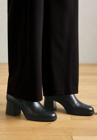 WALK PLEASURE - Botas clássicas de cano curto - black