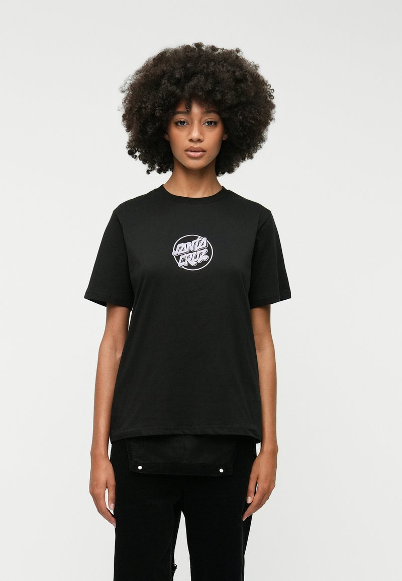 Μαύρο βαμβακερό μπλουζάκι με κοντά μανίκια, διακοσμημένο με ένα κυκλικό ροζ και λευκό γραφικό λογότυπο στο στήθος. Απλός, χαλαρός σχεδιασμός.