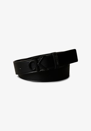 Ceinture en cuir noir enroulée avec boucle noire "CK" et logo "Calvin Klein" gravé sur la boucle de ceinture.