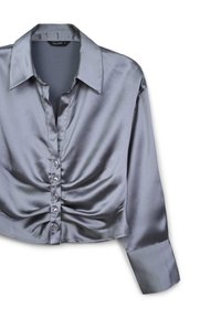 Blusa in satin grigia con colletto, chiusura con bottoni e dettagli arricciati sul davanti, dotata di maniche lunghe.