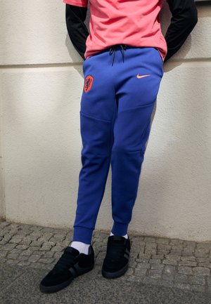 Nike Performance NETHERLAND TECH JOGGER PANT - Jogginghose - deep royal blue/safety orange