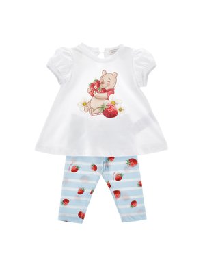 Haut blanc à manches courtes avec Winnie l'Ourson tenant des fraises, et leggings rayés bleu et blanc avec des motifs de fraises.