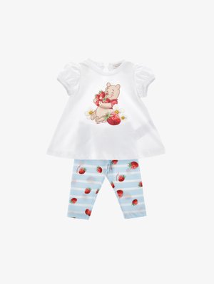 Biely krátky rukávový top s postavičkou Medvedíka Pú, ktorý drží jahody, a modro-biele pruhované legíny s motívom jahôd.