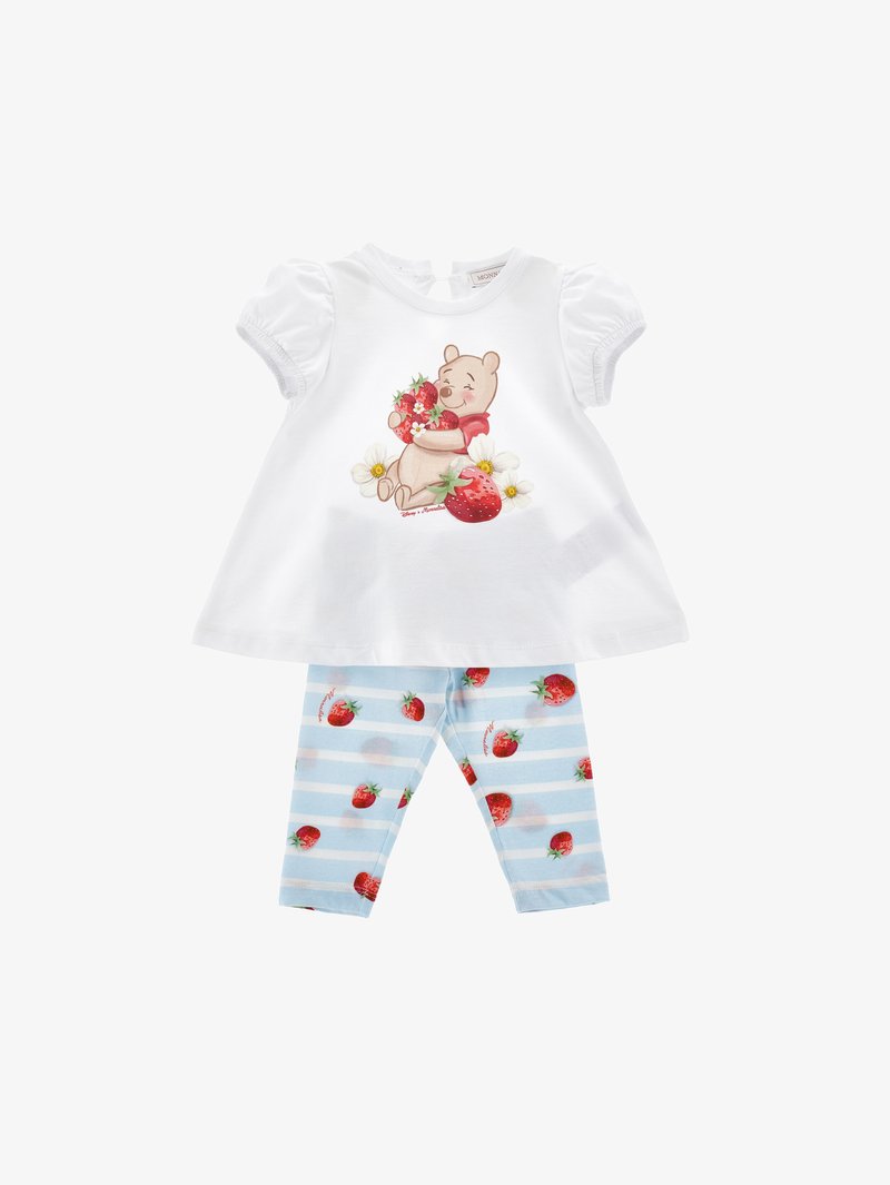 Λευκό τοπ με κοντά μανίκια με τον Winnie the Pooh που κρατάει φράουλες και μπλε-και-λευκή ριγέ κολάν με σχέδια φράουλας.