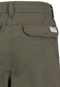 Olivgrüne Hose aus strapazierfähigem Stoff, mit einem elastischen Bund, einer Gesäßtasche mit Klappe und dezenten Stickdetails.
