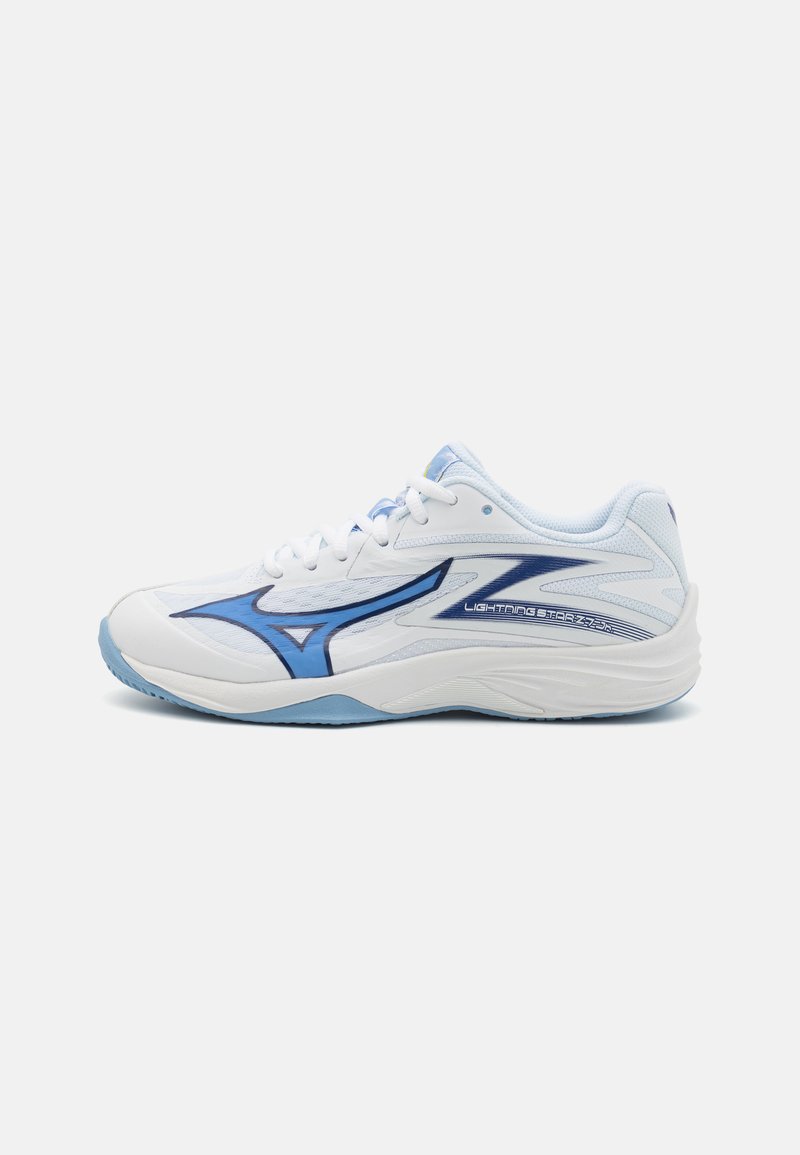 Chaussure de sport blanche avec des accents bleus, présentant une tige texturée, un design à lacets et une semelle en caoutchouc. Logo notable sur le côté.