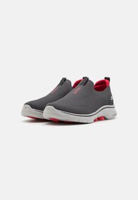 Skechers GO WALK 7 SLIP ON - Tenisice - charcoal/black