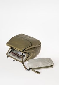 Zaino in pelle verde oliva con chiusura a pattina, che mostra un interno a righe e una piccola tasca rettangolare grigia chiara con zip.
