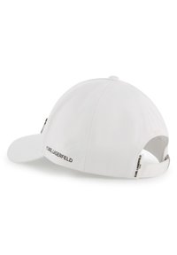 Λευκό καπέλο μπέιζμπολ με κυρτή γείσο, κατασκευασμένο από βαμβάκι, με μαύρο κεντημένο λογότυπο στο πίσω μέρος και στην πλευρά. Κλείσιμο με ρυθμιζόμενο λουράκι.