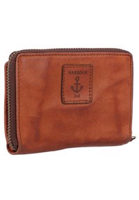 Cartera de cuero marrón con cierre de cremallera, que presenta un parche cosido con "HARBOUR" y el logo de un ancla. Textura suave con costuras visibles.