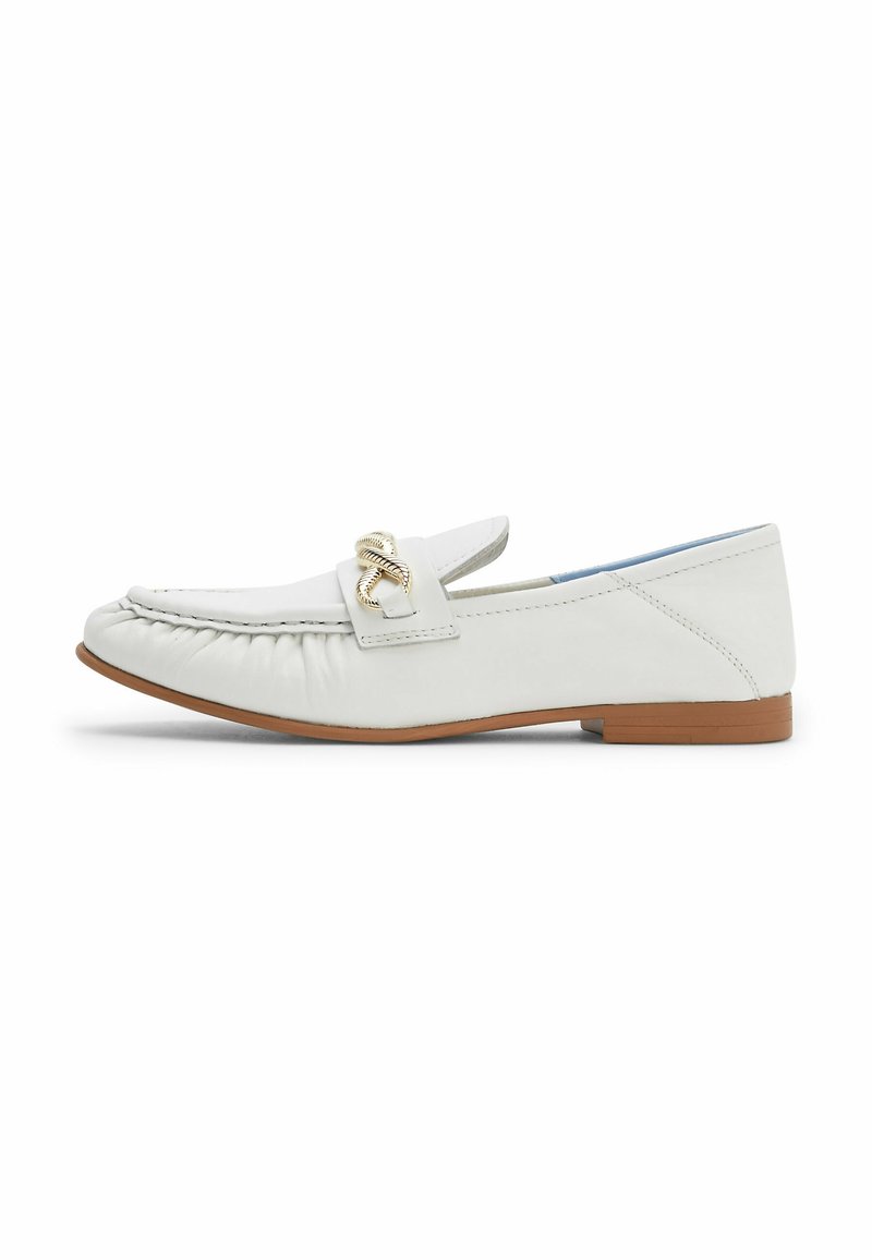 Mocassin en cuir blanc avec détail froncé à l'avant, ornement chaîne en métal torsadé doré, et semelle plate marron.