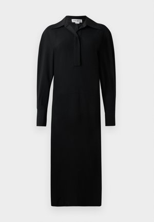 Vestido negro de manga larga con cuello de solapa, detalle de abertura en el cuello, corte recto y tejido texturizado.