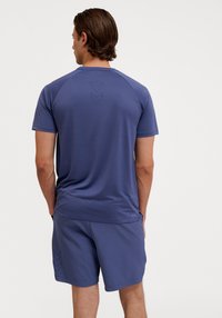 Hummel COURT LIGHT WEIGHT  - T-shirt till träning - blue indigo
