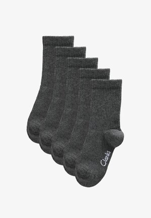 Fünf Paar dunkelgraue gerippte Crew-Socken, überlappend angeordnet, mit "Clarks" Logo auf der Seite eines Sockens nahe den Zehen.