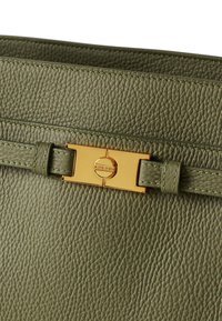 Grüne strukturierte Lederhandtasche mit einem goldfarbenen metallischen Verschluss und Akzenten aus Steppnähten. Glatte Oberfläche mit einem strukturierten Design.