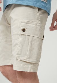 QS JOHN BERMUDA IM STYLE - Shorts - helles beige