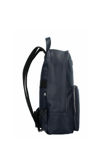 Zaino blu navy realizzato in materiale sintetico testurizzato. Presenta spallacci regolabili, una tasca laterale con zip e un design strutturato.