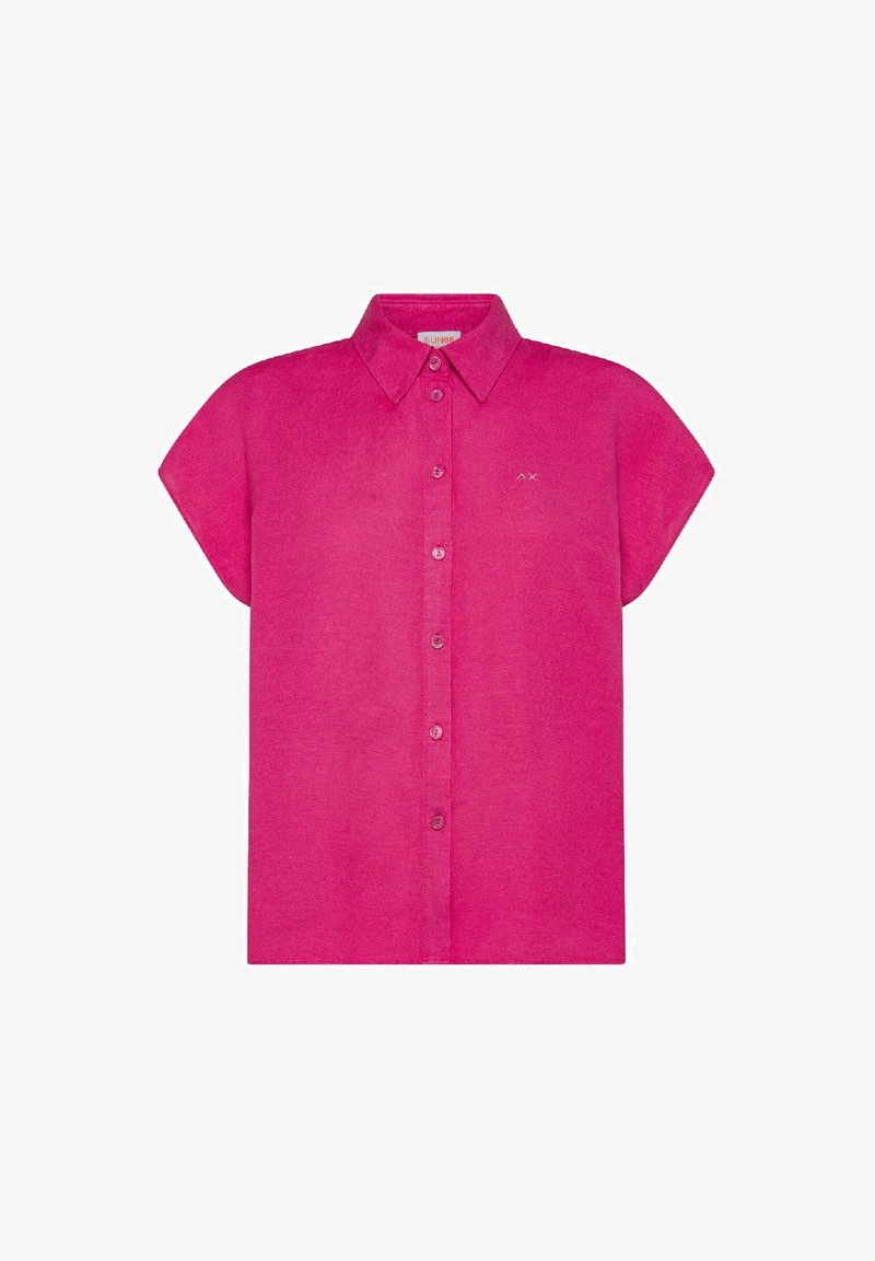 Camicia rosa a maniche corte con bottoni, colletto appuntito e un discreto accento logo sul lato sinistro del petto. Tessuto morbido e vestibilità rilassata.