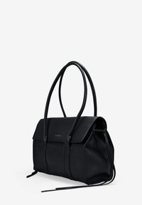 Bolso de mano de cuero negro con un diseño estructurado, doble asa superior y cierre de solapa. Presenta un material texturizado y una sutil marca.