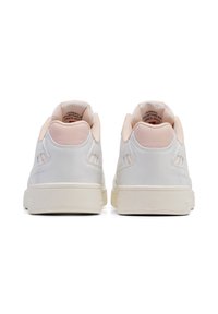 Weiße Leder-Sneaker mit matter Oberfläche, sanften rosa Akzenten an Ferse und Kragen sowie einer strukturierten cremefarbenen Gummisohle.