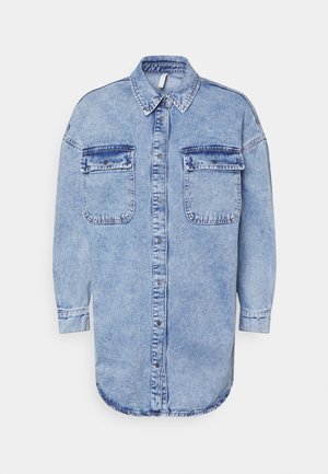 Robe chemise en denim bleu clair à manches longues, fermeture par boutons sur le devant et deux poches poitrine à rabat avec boutons.