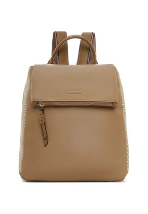 Mochila de cuero marrón claro con lados tejidos, asa superior, correas de hombro ajustables y bolsillo frontal con cremallera bajo la solapa con el logo.