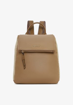 Sac à dos en cuir camel avec côtés tissés, poignée supérieure, bretelles réglables et poche zippée avant sous rabat avec logo.